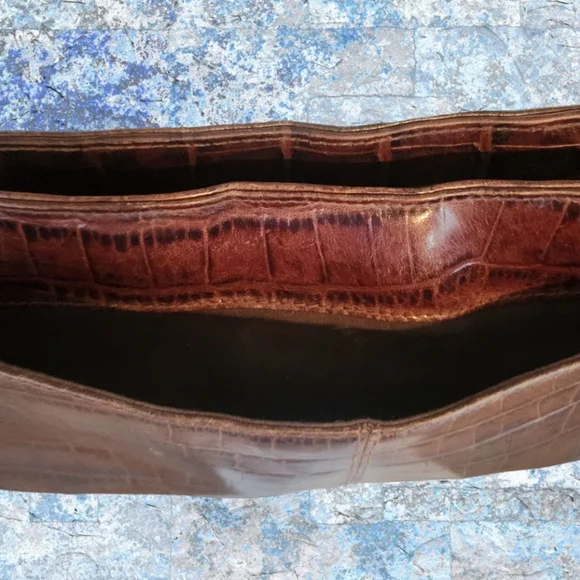 CROC-EMBOSSED LEATHER ETIENNE AIGNER CROSSBODY EUC - Picture 5 of 8